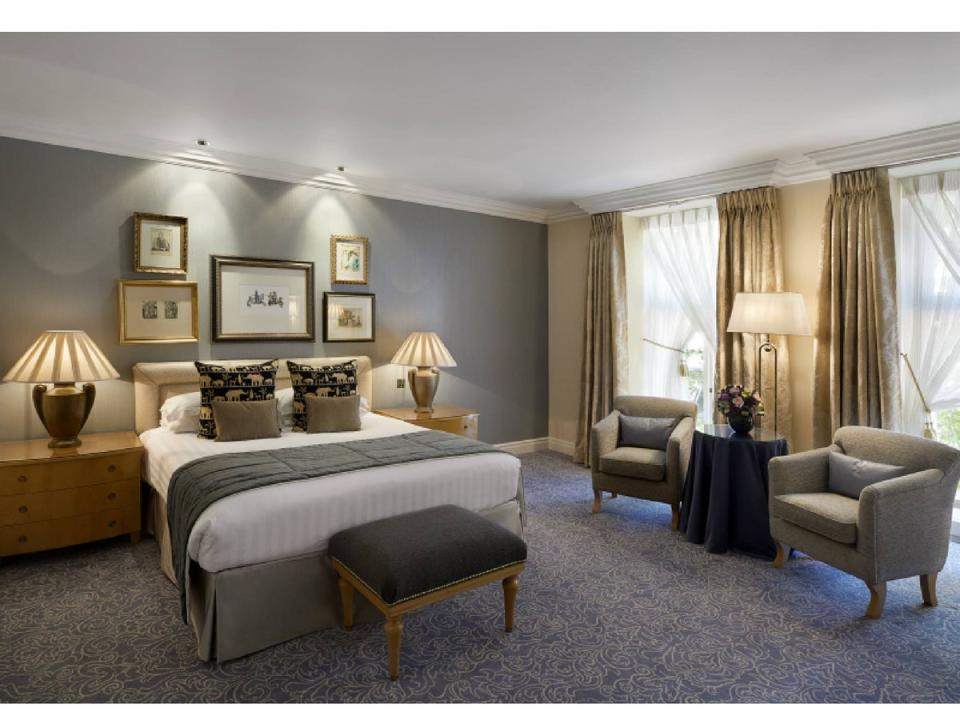 There are 300 bedrooms in total, including 51 suites (The Landmark London)