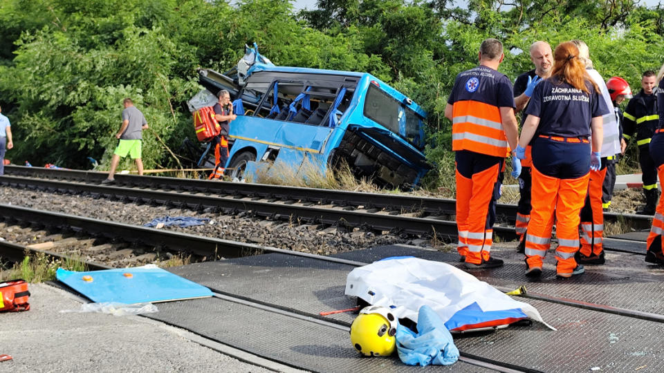 27日，一列歐城火車撞上一輛斯洛伐克公車，造成至少7人死亡、5人受傷。（圖／翻攝自X@YuriiKazakov）