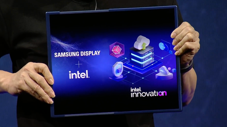 三星顯示（Samsung Display）展示「可滑動式」的個人電腦，可橫向拉伸從13吋變成17吋螢幕。圖／翻攝自Intel影片