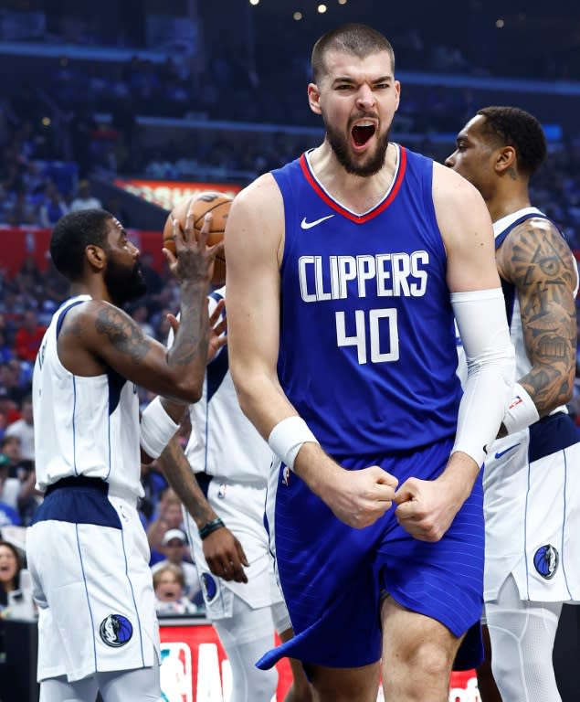 La joie du pivot croate Ivica Zubac, vainqueur avec les Clippers contre Dallas, lors des play-offs NBA, à Los Angeles, le 21 avril 2024 (RONALD MARTINEZ)