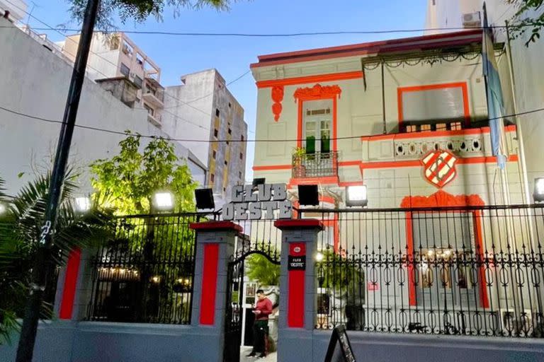 El Club Oeste, ubicado en Caballito, fue noticia por hacerle llegar su camiseta a Lionel Messi