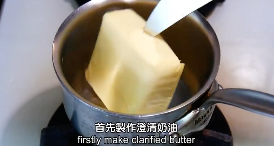 首先製作澄清奶油，在小鍋中小火加入融化後滾1分鐘，再用細濾網撈去表面固狀物（也可用廚房紙巾沾掉），用細濾網或紗布過濾純奶油至碗中。
