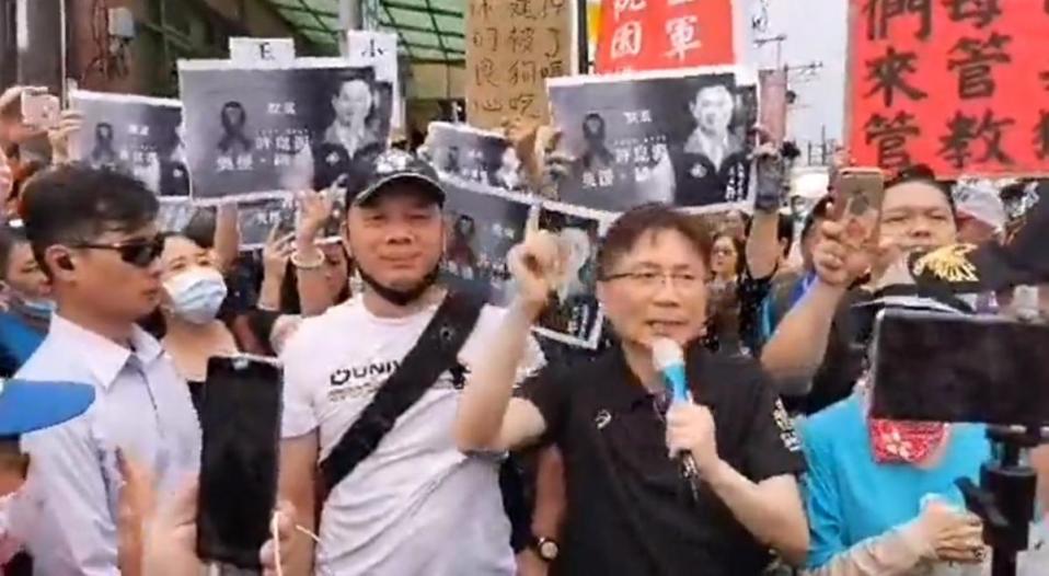 詹江村到場後使民眾情緒高張，他表示第二抗議處要到王浩宇的農舍。（翻攝自杏仁哥臉書）