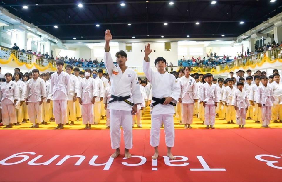 中部五縣市柔道錦標賽昨日熱鬧登場，東奧國手楊勇緯（左）及林真豪（右）出席開幕典禮代表運動員宣誓。（記者陳金龍攝）