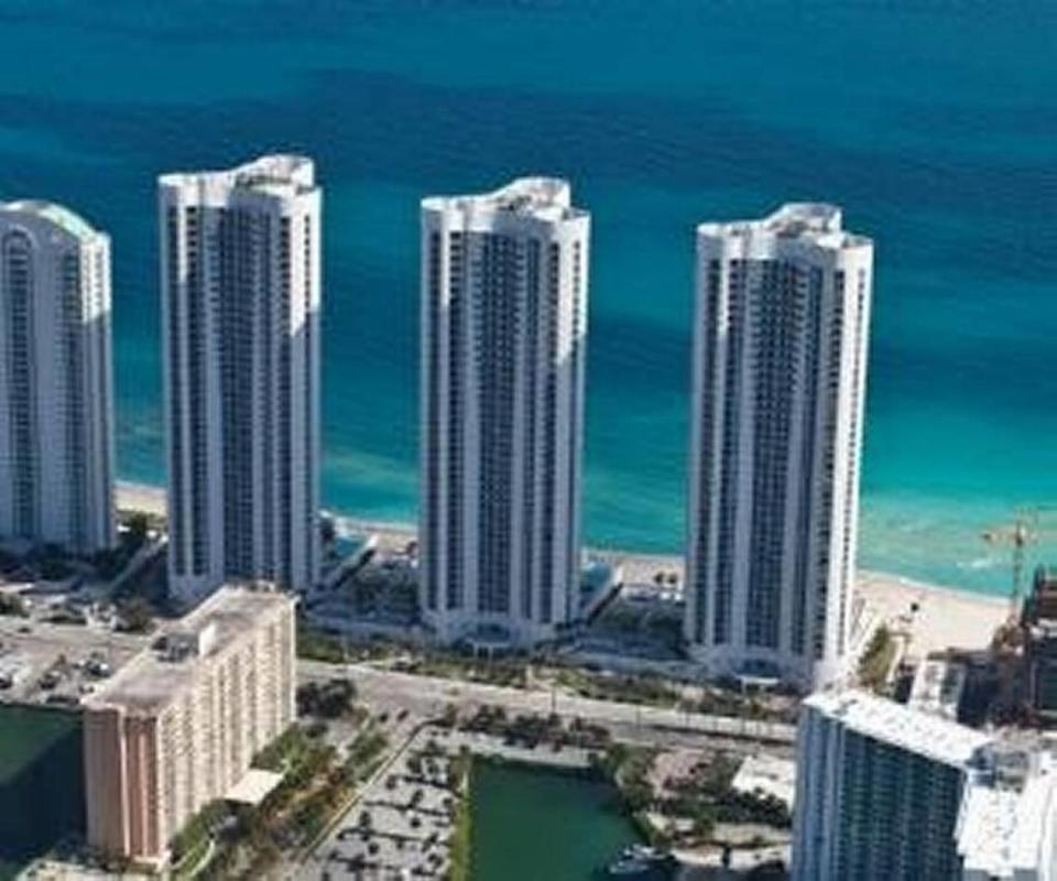 Donald Trump firmó un acuerdo de licencia con otro urbanizador a principios de la década de 2000 que permitía utilizar su nombre en las Trump Towers de Sunny Isles Beach.