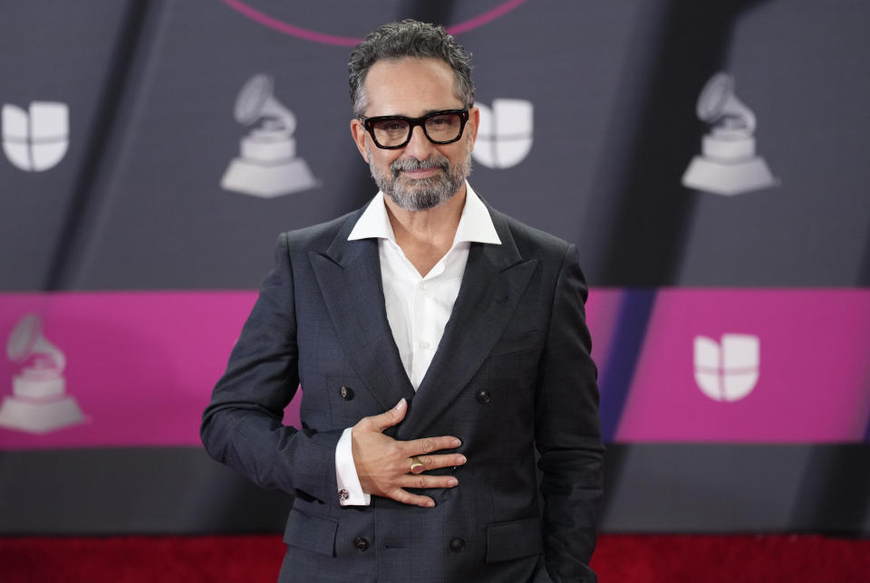 Jorge Drexler llega a la 23a entrega anual del Latin Grammy en la Mandalay Bay Michelob Ultra Arena el 17 de noviembre de 2022 en Las Vegas. (Foto AP/John Locher)