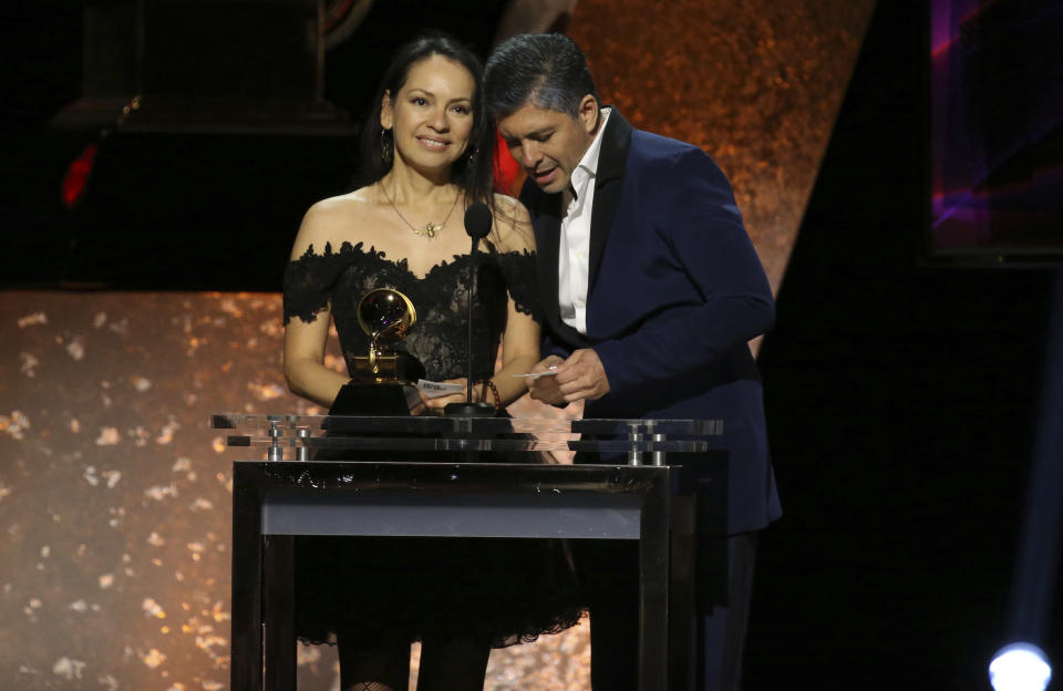 Los guitarristas mexicanos Gabriela Quintero y Rodrigo Sánchez, del dúo Rodrigo y Gabriela, reciben el Grammy al mejor álbum instrumental contemporáneo por "Mettavolution", el domingo 26 de enero del 2020 en Los Angeles. (Foto por Matt Sayles/Invision/AP)