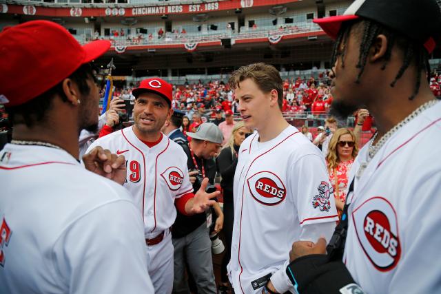 Reds' Joey Votto swaps signed jersey for fan's T-shirt during game