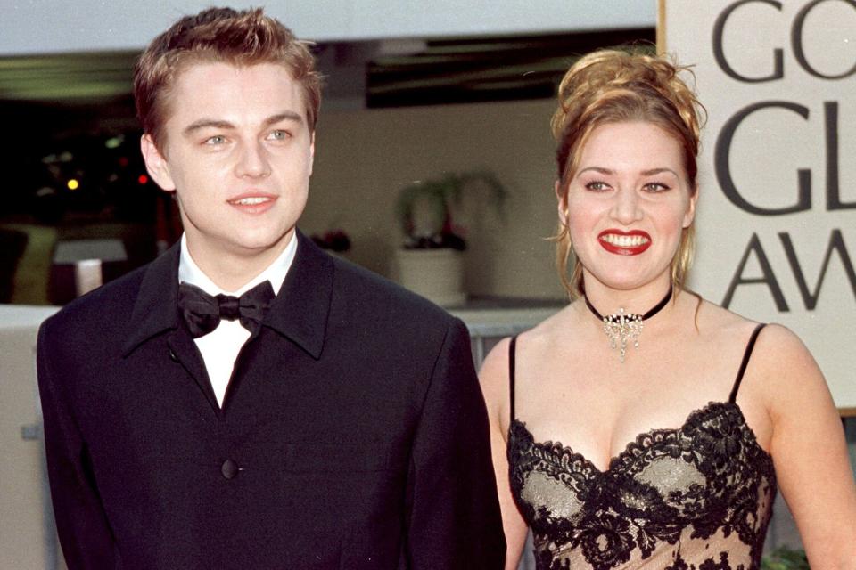 Leonardo DiCaprio (L) arrives with co-star Kate Winslet for the 55th Annual Golden Globe Awards