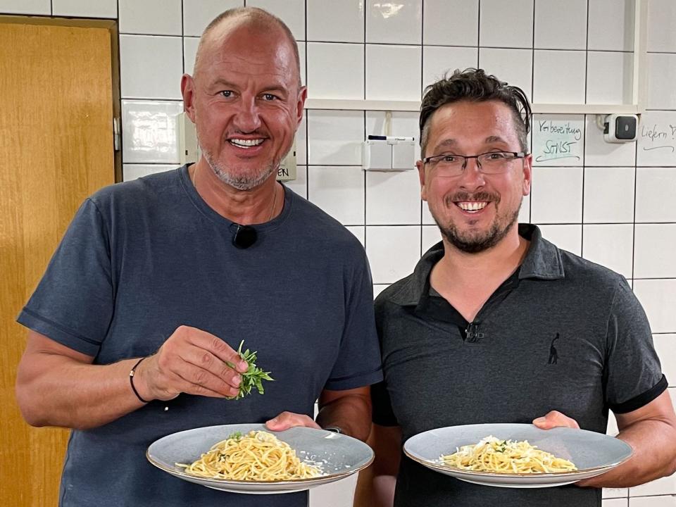 Frank Rosin ist ein großer Fan der einfachen Küchen. Doch auch simple Klassiker wie Sphaghetti aglio-olio müssen Pfiff haben. (Bild: Kabel Eins)