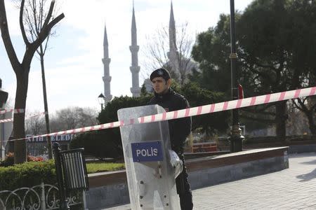 A police officer secures the area after an explosion near the Ottoman-era Sultanahmet mosque, known as the Blue mosque in Istanbul, Turkey January 12, 2016. REUTERS/Kamal Aslan