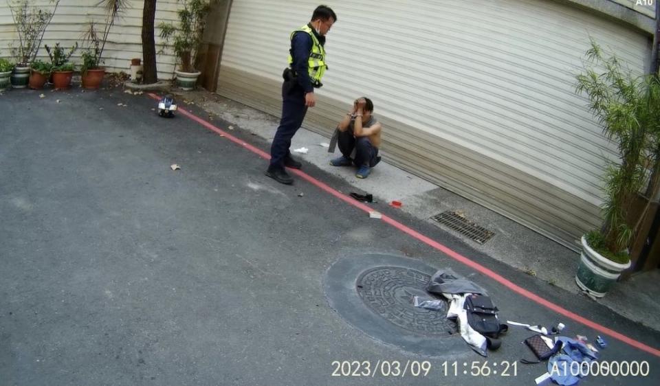 郭男兩度靠脫衣逃脫控制，最終衣服脫盡後遭警方上銬逮捕。（讀者提供）