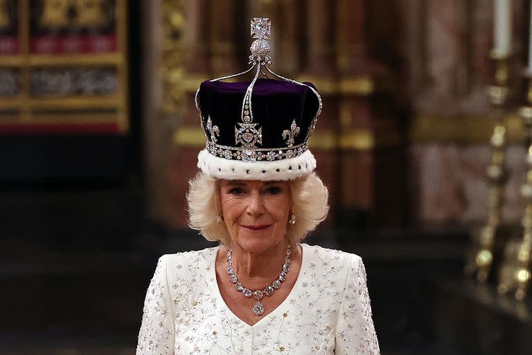 Camilla camina porta la corona de la reina María