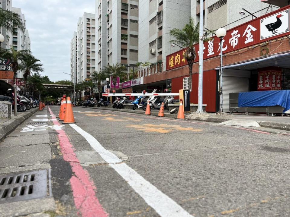 大林新城水溝和道路二十三年未修繕，經查屬社區所有，工務局將輔導社區改善。（記者林雪娟攝）