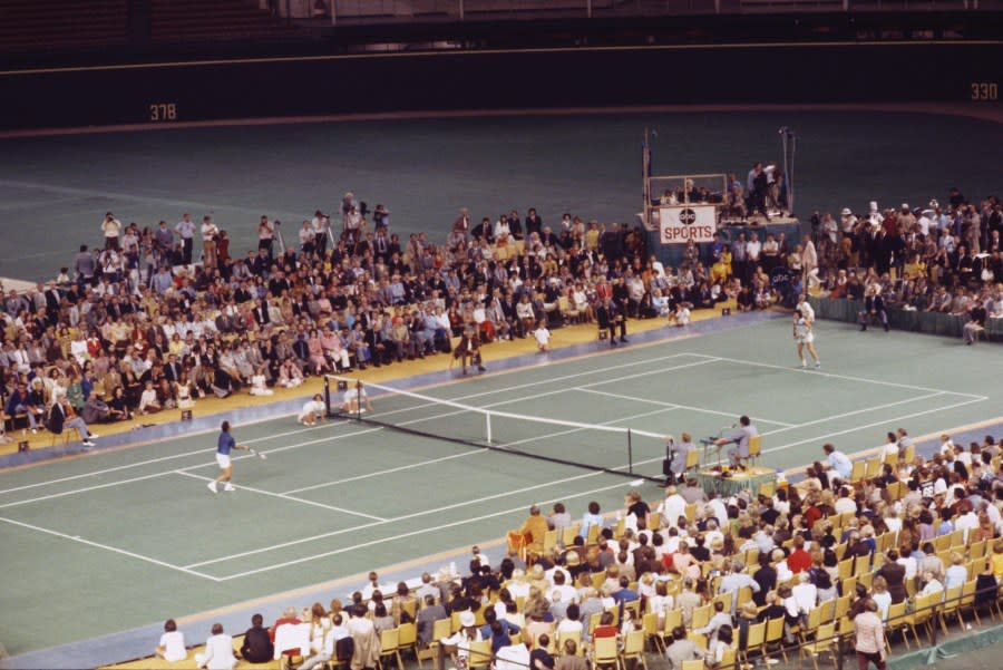 HOUSTON – SEPTEMBER 20: Billie Jean King and Bobby Riggs during the Battle of the Sexes Challenge Match at the Astrodome on September 20, 1973 in Houston, Texas. (Focus on Sport via Getty Images)