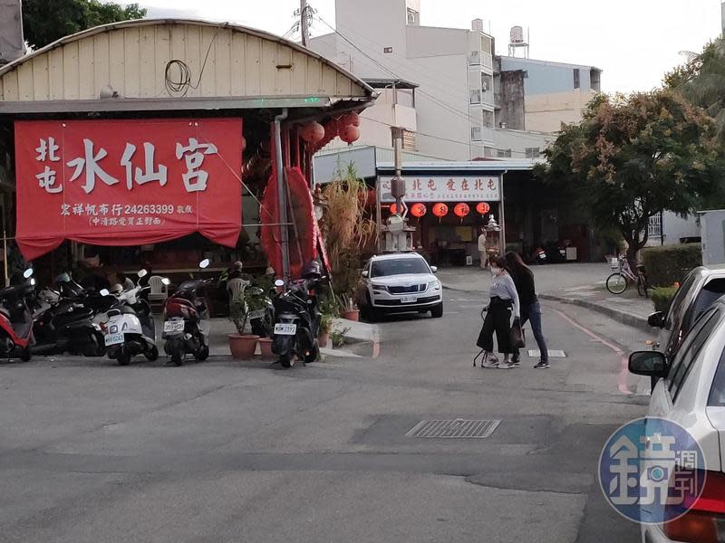 台中市北屯區北屯里的「水仙宮」與福德祠僅隔一條街，單占用水利地，但前里長抱怨水利會雙重標準，只罰土地廟不罰水仙宮。