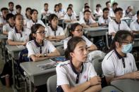 Al via in Cina il nuovo anno scolastico: solo a <strong>Wuhan</strong>, la città dove si è sviluppato il primo focolaio di coronavirus, hanno riaperto 2.842 tra asili, scuole primarie e secondarie per accogliere 1,4 milioni di studenti. Il vicedirettore dell'ufficio per l'istruzione di Wuhan ha annunciato che gli studenti delle scuole primarie e secondarie dovranno portare con sé le <strong>mascherine</strong>, ma non dovranno indossarle a scuola. A Wuhan, al momento, non ci sono casi confermati di Covid-19. (Getty Images)