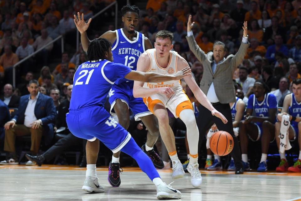 Vols guard Dalton Knecht is defended by Kentucky's D.J. Wagner (21) and Antonio Reeves on Saturday.