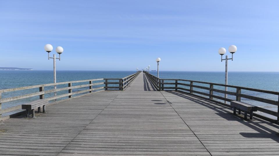 Nahezu menschenleer war zeitweilig die Seebrücke des bei Touristen eigentlich so beliebten Ostseebad Binz auf der Insel Rügen.