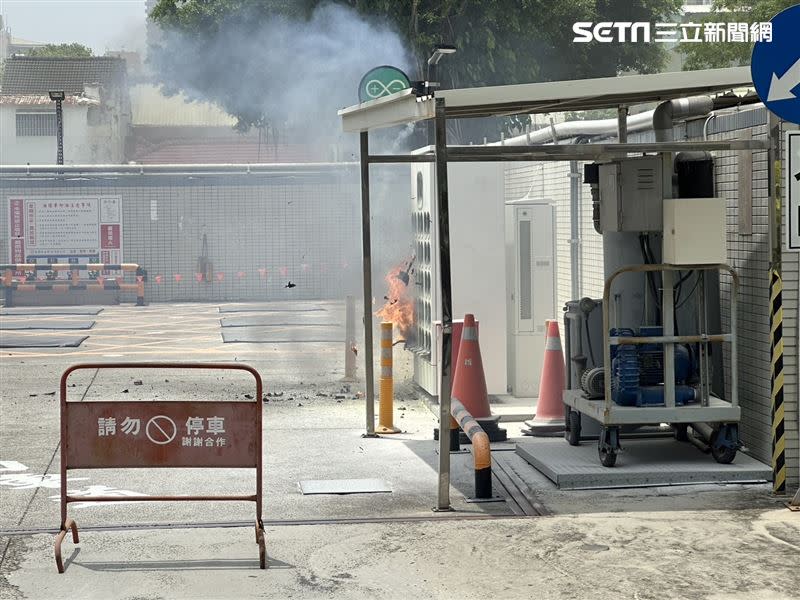Gogoro換電站13日上午起火燃燒，加油站人員拿滅火器滅火。（圖／民眾提供）