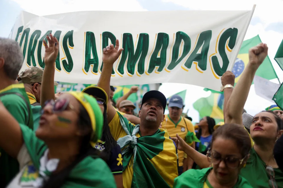Bolsonaristas em frente a quartel pedindo interven&#xe7;&#xe3;o militar para barrar a posse de Lula em janeiro (REUTERS/Pilar Olivares)