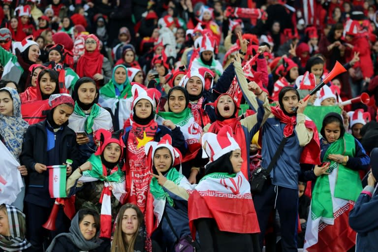 A decision by Iranian authorities to allow hundreds of women to attend a football game in Tehran has won praise from reformist newspapers as a "victory" for the country's women