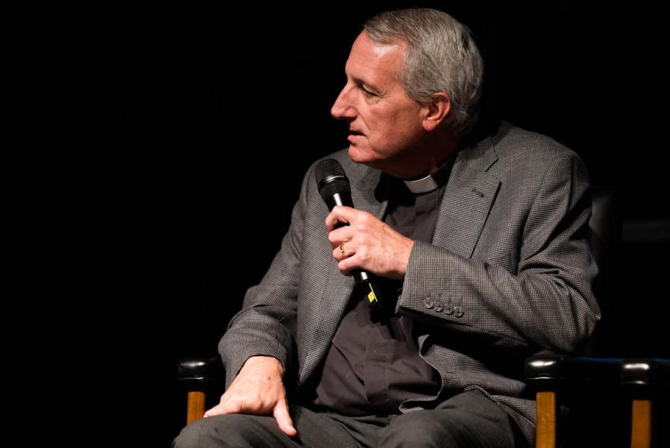 Speakers discuss the topic of healing at the Texas Tribune, Uvalde: Resilience, Recovery and Healing community event, hosted by Southwest Texas Junior College, May 20th, 2023, Uvalde, TX.
Speaker Rev. Mike Marsh, St. Philip’s Episcopal Church.