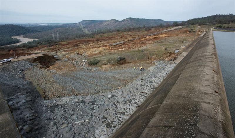 <p>Fotografía cedida por el Departamento de Recursos Hídricos de California (DWR, en inglés) que muestra a trabajadores mientras inspeccionan los daños existentes bajo el aliviadero auxiliar de la presa del Lago Oroville en Butte County, California (Estados Unidos) ayer, 13 de febrero de 2017. Los trabajos de emergencia para reparar los daños en la presa Oroville, situada en el norte de California, y las tormentas que en los próximos días podrían agravar la situación mantienen en vilo a las cerca de 200.000 personas que continúan evacuadas por un riesgo potencial de inundación. EFE/Kelly M. Grow/California </p>