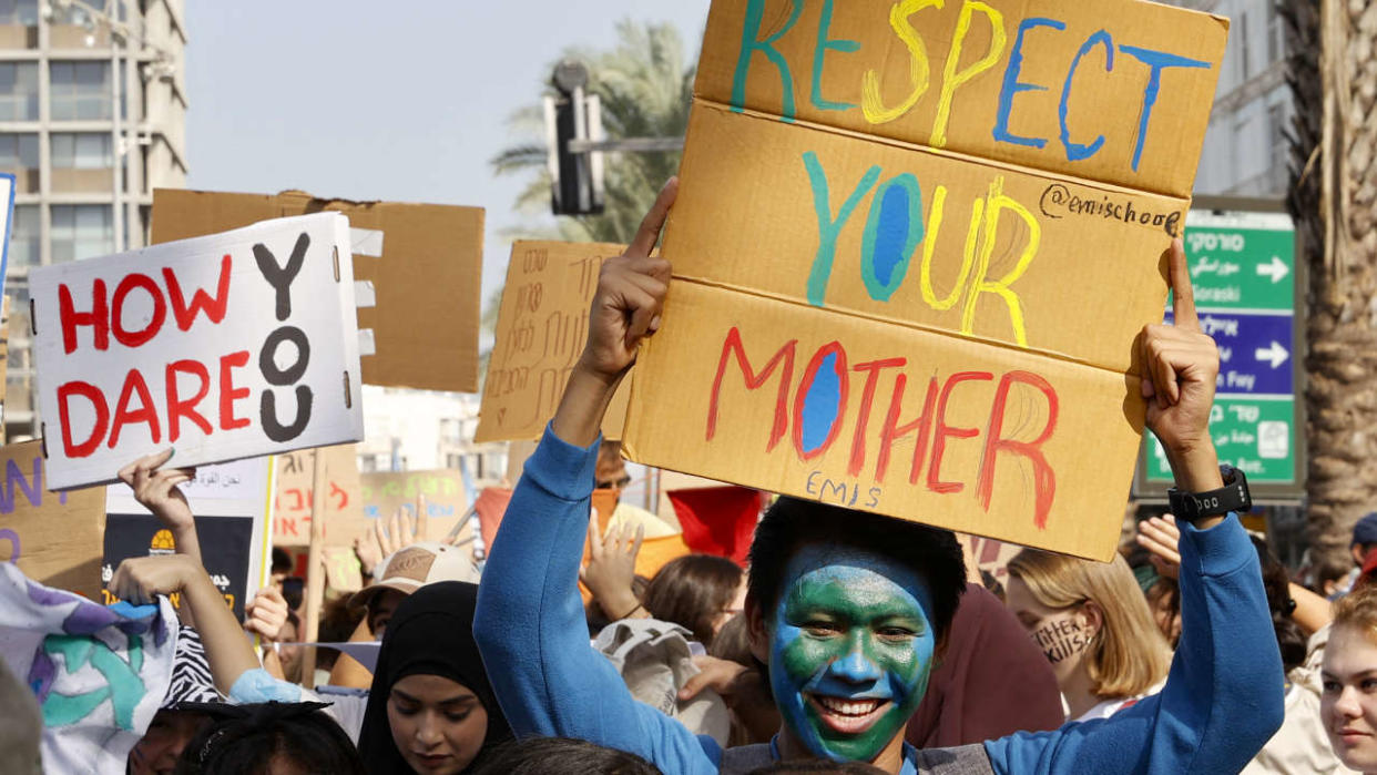 Des manifestants prennent part à une marche pour le climat dans la ville côtière israélienne de Tel Aviv, appelant les dirigeants mondiaux à prendre des mesures pour inverser le changement climatique, le 29 octobre 2021, avant la COP 26 de la Conférence des Nations unies sur le changement climatique (CCNUCC) à Glasgow. (Photo : JACK GUEZ / AFP)