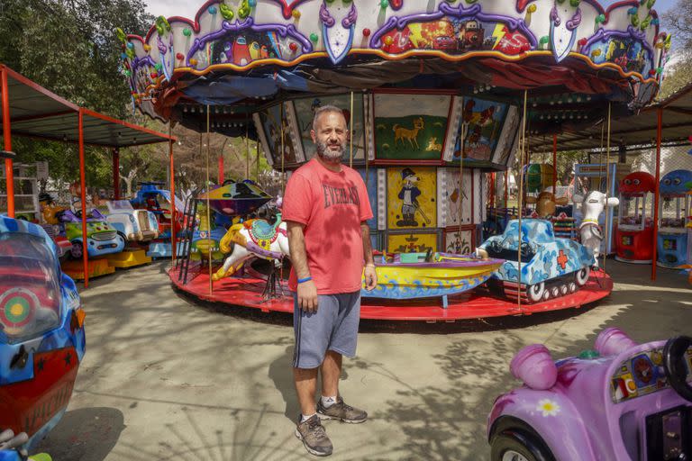 Martín Vignati en su calesita de la plaza Sudamérica 