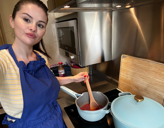 Selena Gomez Cookware Set, Limited Edition Color Rosa