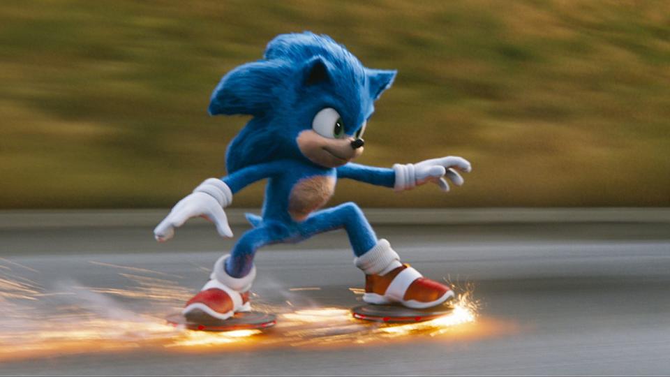 Nachdem der erste Trailer zur Computerspielverfilmung "Sonic - The Hedgehog" einen wahren Shitstorm ausgelöst hatte, besserten die Macher nach. Jetzt sieht Hauptfigur Sonic so aus, wie sich die Fans den kleinen schnellen Igel vorgestellt hatten. Ebenfalls mit von der Partie in dem kunterbunten Filmspaß: Jim Carrey als Superschurke Dr. Robotnik.