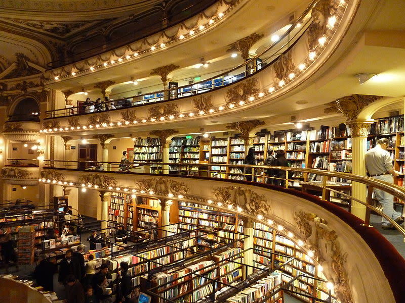 <p>La librería se ha convertido en un lugar muy turístico y en una de las grandes atracciones de Buenos Aires.<br><br>Foto: Wikimedia Commons/<a rel="nofollow noopener" href="https://es.wikipedia.org/wiki/El_Ateneo_Grand_Splendid#/media/File:Buenos_Aires_-_Recoleta_-_El_Ateneo_ex_Grand_Splendid_1.JPG" target="_blank" data-ylk="slk:Galio;elm:context_link;itc:0;sec:content-canvas" class="link ">Galio</a> </p>