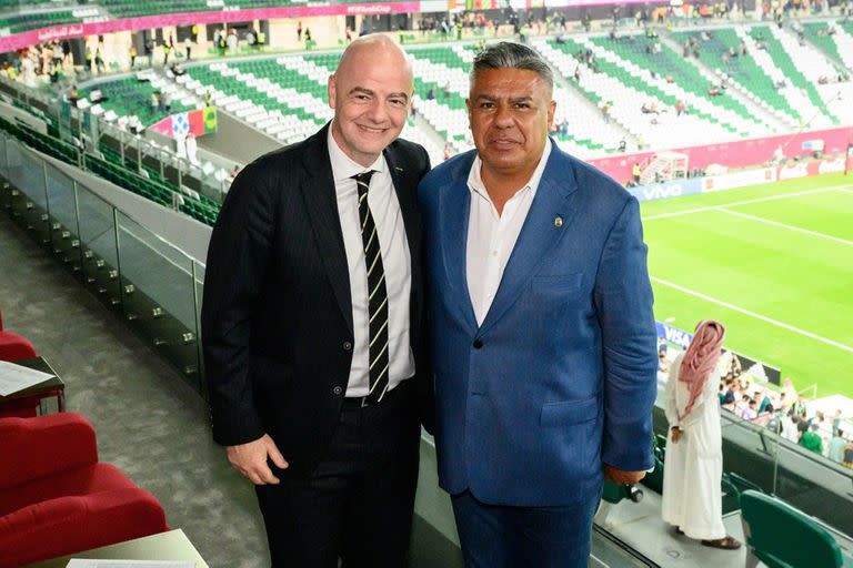 Gianni Infantino y Claudio "Chiqui" Tapia, máximos dirigentes de la FIFA y de la AFA, respectivamente; el Mundial Sub 20 podría jugarse en la Argentina