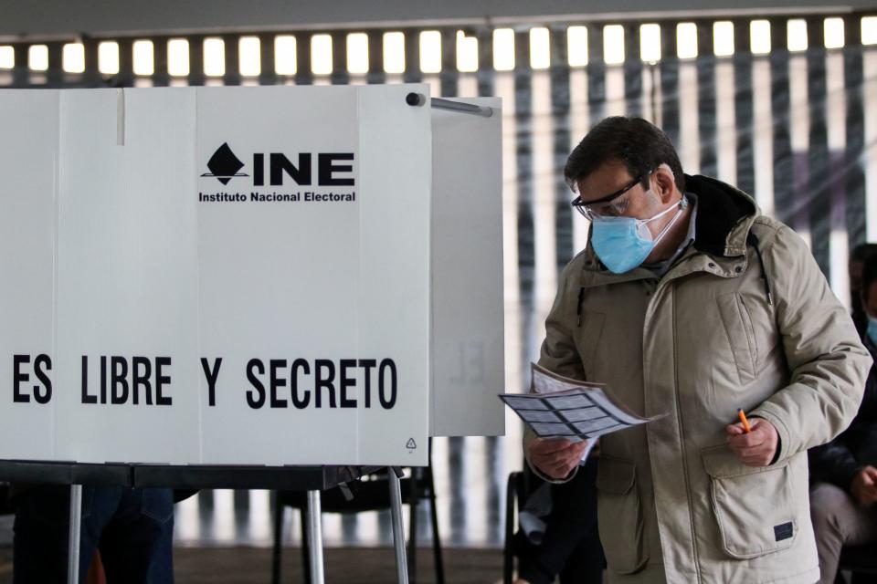 Intelectuales piden a los ciudadanos votar para 'vencer en las urnas a  Morena'