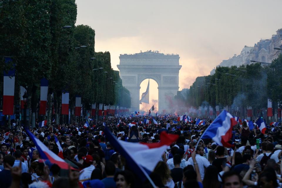 <p>Die französische Flagge unter dem Arc de Triomphe. Paris wartet nun auf die Weltmeister um Mbappe und Co. </p>