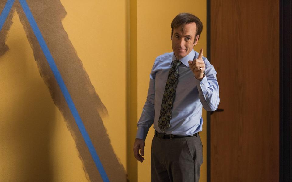 Juristischen Beistand würde jeder Serienverbrecher von Saul Goodman (Bob Odenkirk) bekommen, der es ja in "Breaking Bad" nicht so genau mit der Moral nimmt. In "Better Call Saul" praktiziert der Anwalt noch unter seinem echten Namen, und man hofft wider besseres Wissen, dass der sympathische Schwerenöter Jimmy McGill auf dieser Seite des Gesetzes bleibt. (Bild: Netflix / Michael K. Short)