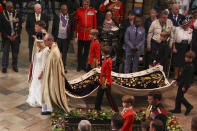La reina Camila se retira después de su ceremonia de coronación en la Abadía de Westminster, en Londres, el sábado 6 de mayo de 2023. (Phil Noble/Pool Photo vía AP)