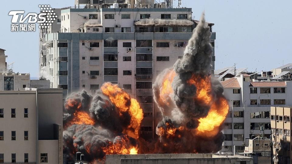 以色列大規模空襲重創加薩地區，包括一幢國際媒體大樓也被砲火擊中（圖／達志影像美聯社）