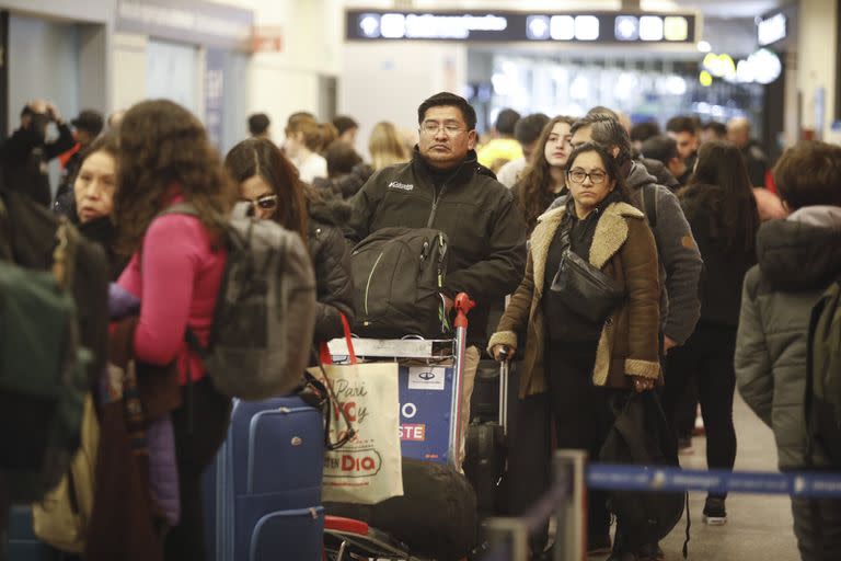 Tras algunas demoras denunciadas durante la jornada de ayer por usuarios, desde Aeroparque dijeron que hoy operan con normalidad