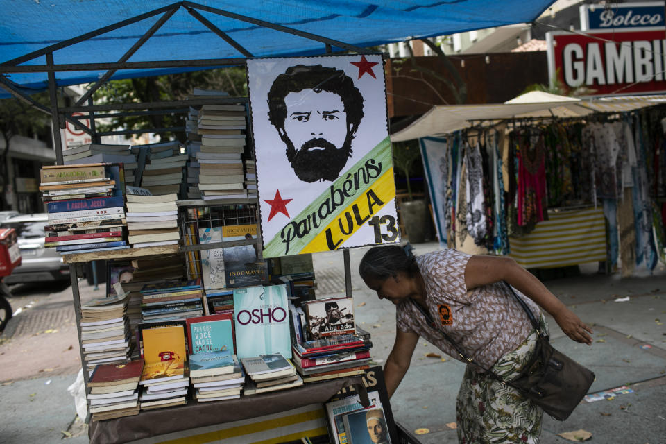 Un cartel lee "Felicidades Lula 13" en un puesto de libros un día después que el expresidente brasileño Luiz Inacio Lula da Silva obtuvo el triunfo en las elecciones sobre el actual presidente Jair Bolsonaro, en Río de Janeiro, Brasil, el lunes 31 de octubre de 2022. (AP Foto/Bruna Prado)