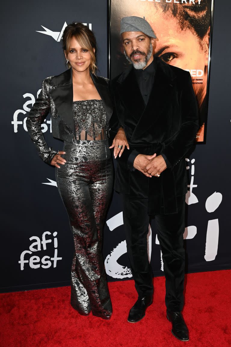 Una sonriente Halle Berry desfiló por la alfombra roja junto al artista Van Hunt en la proyección de Bruised, celebrada en el marco del AFI Fest de Netflix en el TCL Chinese Theatre en Hollywood