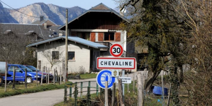 Panneau indiquant l'entrée de la commune de Chevaline, en Haute-Savoie. - Jean-Pierre Clatot - AFP