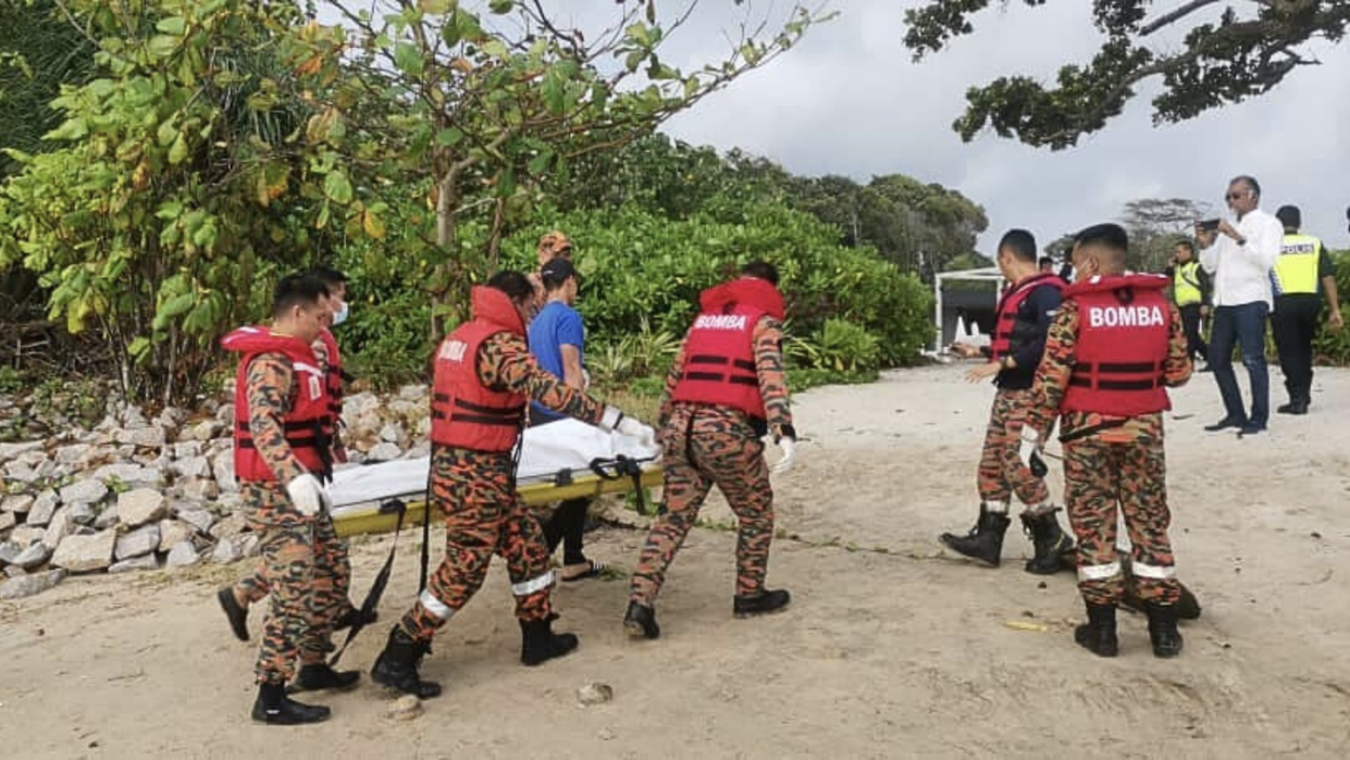 Body of drowned man carried from Desaru beach by the Fire and Rescue Department of Malaysia (Photo: Facebook/JohorPost/Bomba)