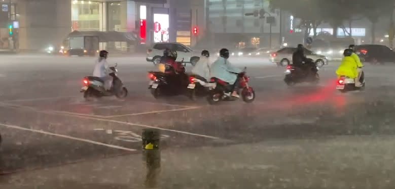 高雄市雨勢也相當驚人。（圖／東森新聞）