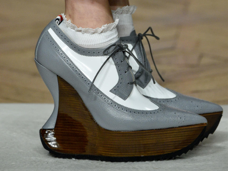 <p>Am besten alle Looks gleichzeitig? Bitte sehr: der All-in-one-Schuh von Thom Browne. Er bietet Plateau-, Keil- und Pfennigabsatz in einem und ist obendrein noch mit einer Sneaker-artigen Sohle ausgestattet. Was will man mehr? (Bild-Copyright: Peter White/Getty Images) </p>