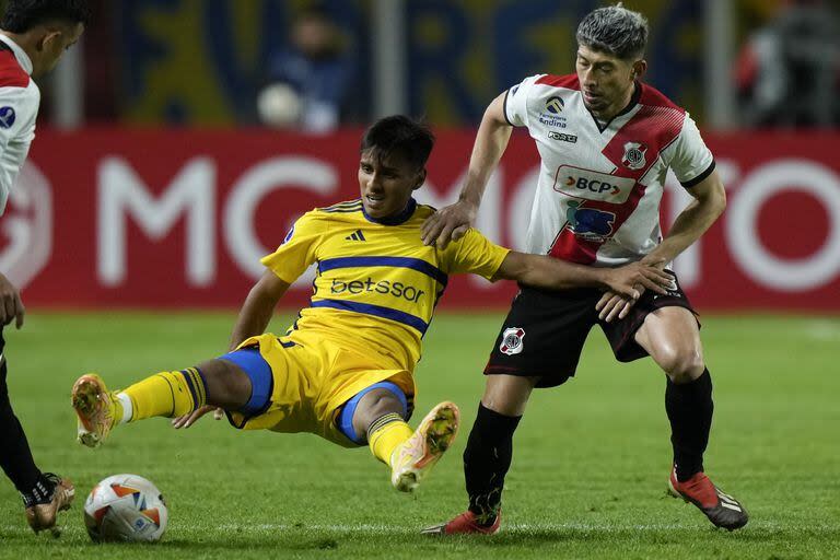 Milton Delgado intercepta un balón ante Pedro Azogue de Nacional Potosi, en su debut oficial con la camiseta de Boca