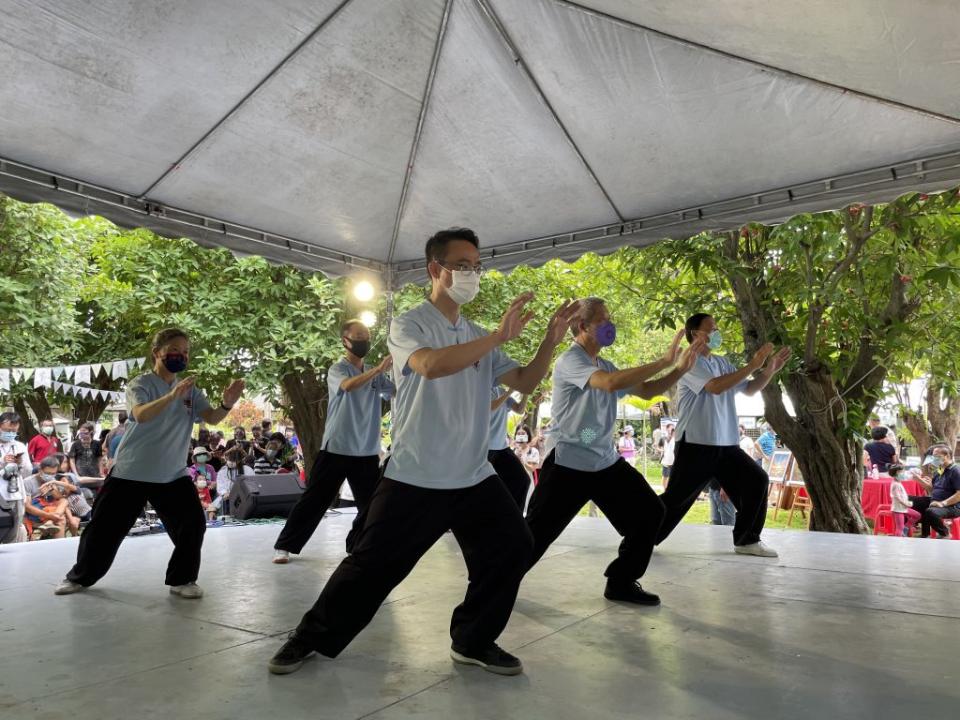 雲林縣山線社區大學成果展太極拳班表演十三式太極拳。（記者劉春生攝）