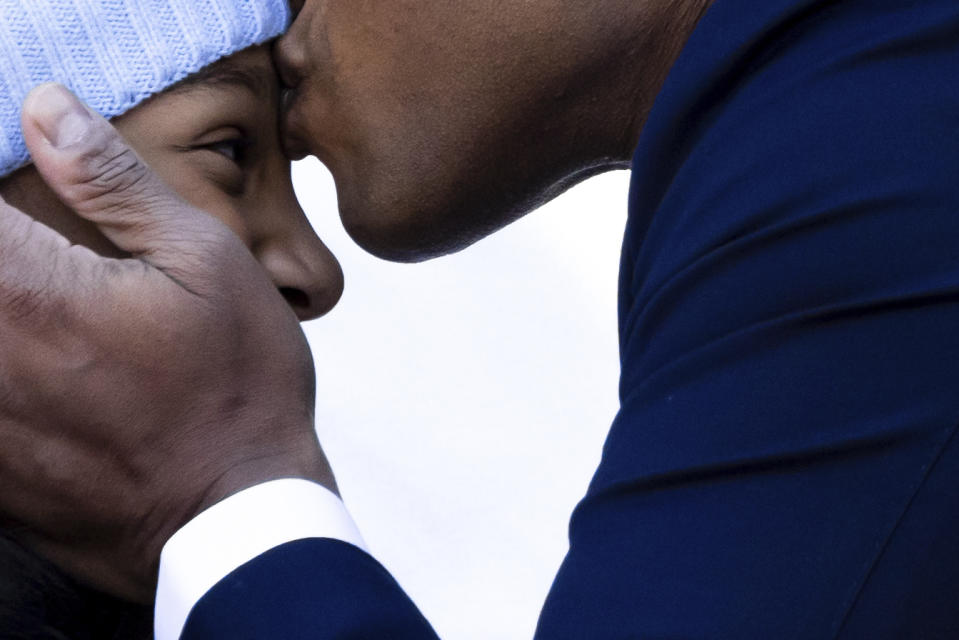 El gobernador de Maryland Wes Moore besa a su hija Mia después de ser juramentado como el 63er gobernador del estado de Maryland, el miércoles 18 de enero de 2023 en Annapolis, Maryland. (AP Foto/Julia Nikhinson)