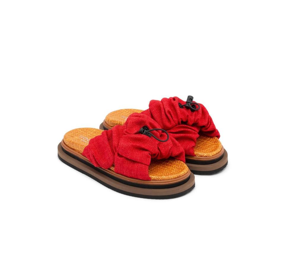 紅色亞麻休閒拖鞋。NT$19,600（迪生提供）
